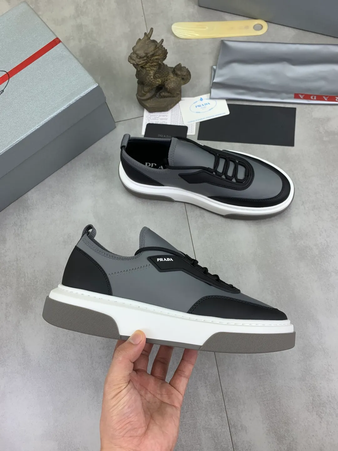 Men's shoes 💰P560💰[New style] popular models are on the official website, 🆘 Trendy brand (Prada) mainly promotes popular models, avant-garde and versatile fashion men's shoes private version mold opening, cowhide surface splicing 1:1.. Fashionable and simple, original imported cowhide lining cowhide feet; the atmosphere and personality are more fashionable, eye-catching and pursuing class. It will subvert the old idea and be a must-have for fashionistas with you! Must keep it for yourself! Tall and comfortable, large and low, high-end quality workmanship. Size: 38-44 3️⃣colors available.